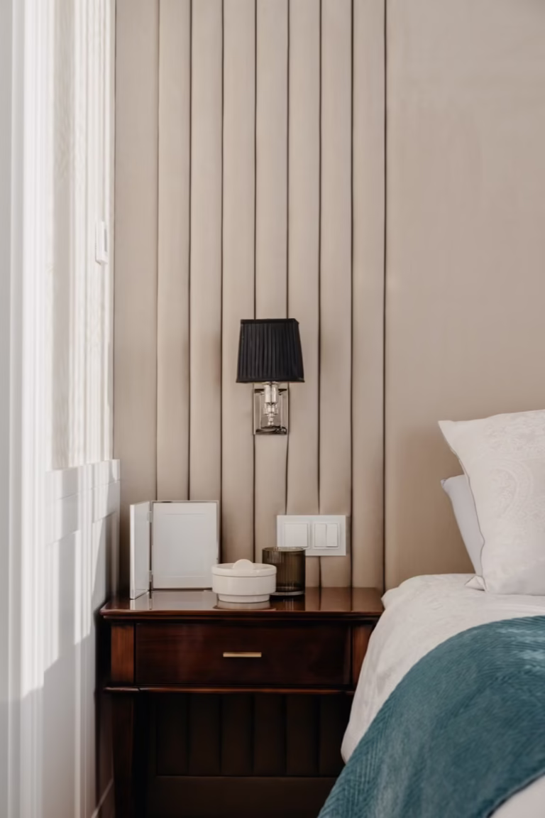 Lampa w sypialni